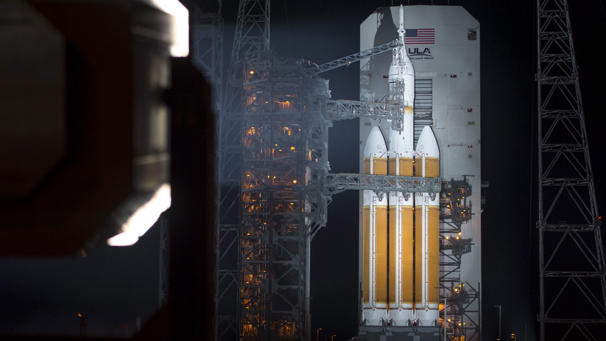 A NASA által közreadott képen a NASA Orion űrhajója felbocsátására vár a floridai Cape Canaveralben működő Kennedy Űrközpontban 2014. december 4-én. A tervek szerint ezen a napon indítják első ember nélküli kísérleti útjára az Oriont a United Launch Alliance társaság Delta-4 hordozórakétájával.