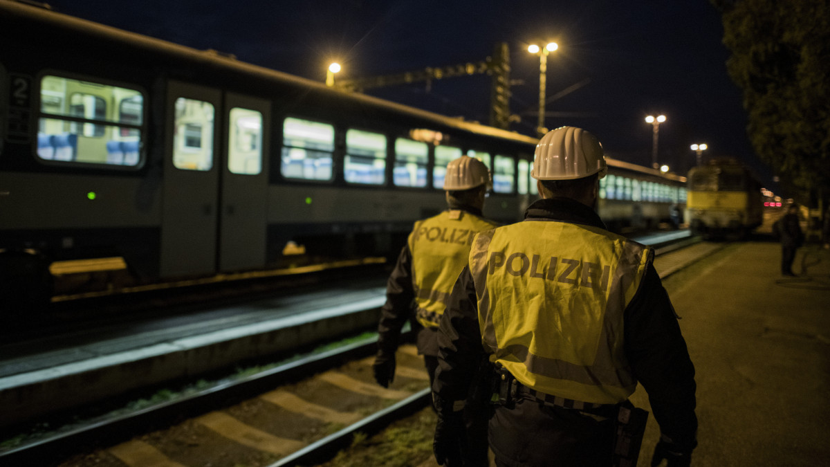 Osztrák rendőrök a magyar-szerb határon, a kelebiai vasútállomáson 2020. március 9-én. A magyar és az osztrák belügyminiszter megállapodása értelmében Ausztria 21 rendőrt küldött a határszakasz megfigyelésére.