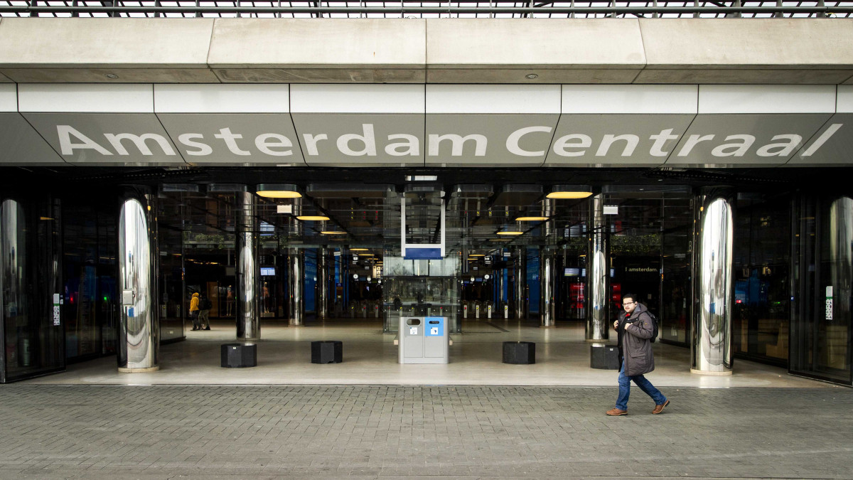 Alig néhány ember az amszterdami központi pályaudvar bejáratánál 2020. március 18-án. Az új koronavírus járványa miatt a holland kormány bezáratott többek között minden iskolát, kávéházat, éttermet és marihuánaboltot.