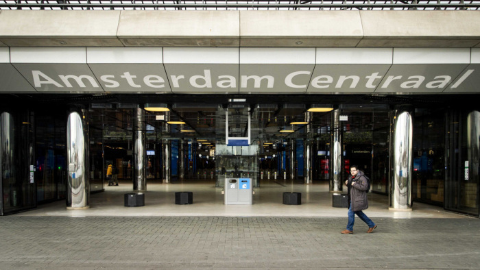 Járványjárat: legalább 13 omikron variánssal fertőzött utas volt egy Amszterdamba tartó repülőn