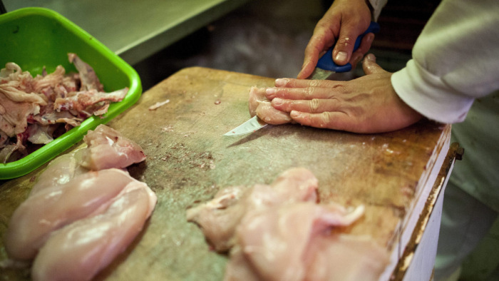 Nem úszta meg a csirkehúst horroráron mérő Lehel piaci hentes
