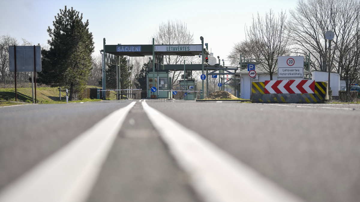 A lezárt Létavértes-Székelyhíd határátkelőhely a magyar-román határon Létavértes közelében 2020. március 16-án. Az új koronavírus terjedése miatt Románia óvintézkedésként a magyar határszakaszon ideiglenesen bezárt négy átkelőhelyet.