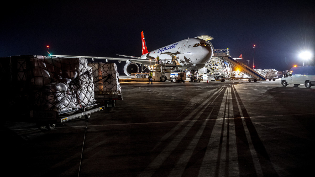 Kipakolják a Turkish Cargo Airbus A330 teherszállító repülőgépének rakományát, a török Teknomelt műszaki textilgyár védőmaszkokhoz szükséges alapanyagát a Liszt Ferenc-repülőtéren 2020. március 22-én. Magyarországon 103-ra nőtt a regisztrált a koronavírus-fertőzöttek száma, négyen belehaltak a betegségbe.