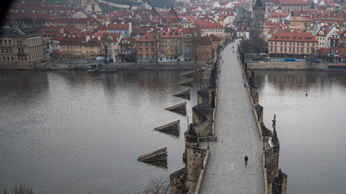 Megterített Károly híddal zárják le a járványt a csehek
