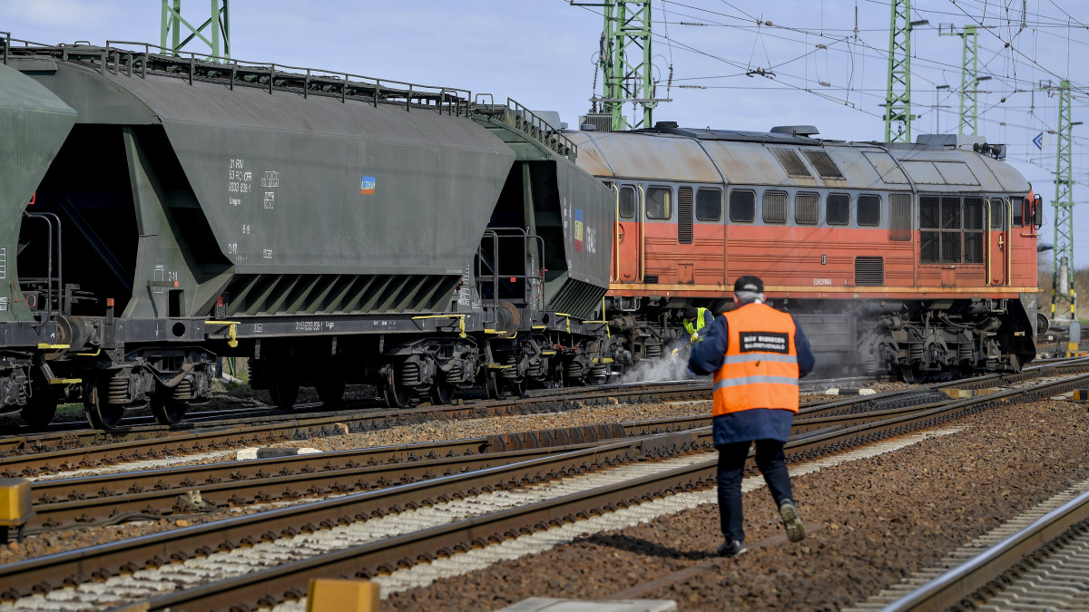 Kisiklott tehervonat a püspökladányi vasútállomás rendező pályaudvarán 2020. március 22-én. A Biharkeresztes felé tartó vonat mozdonya és öt kocsija siklott ki.