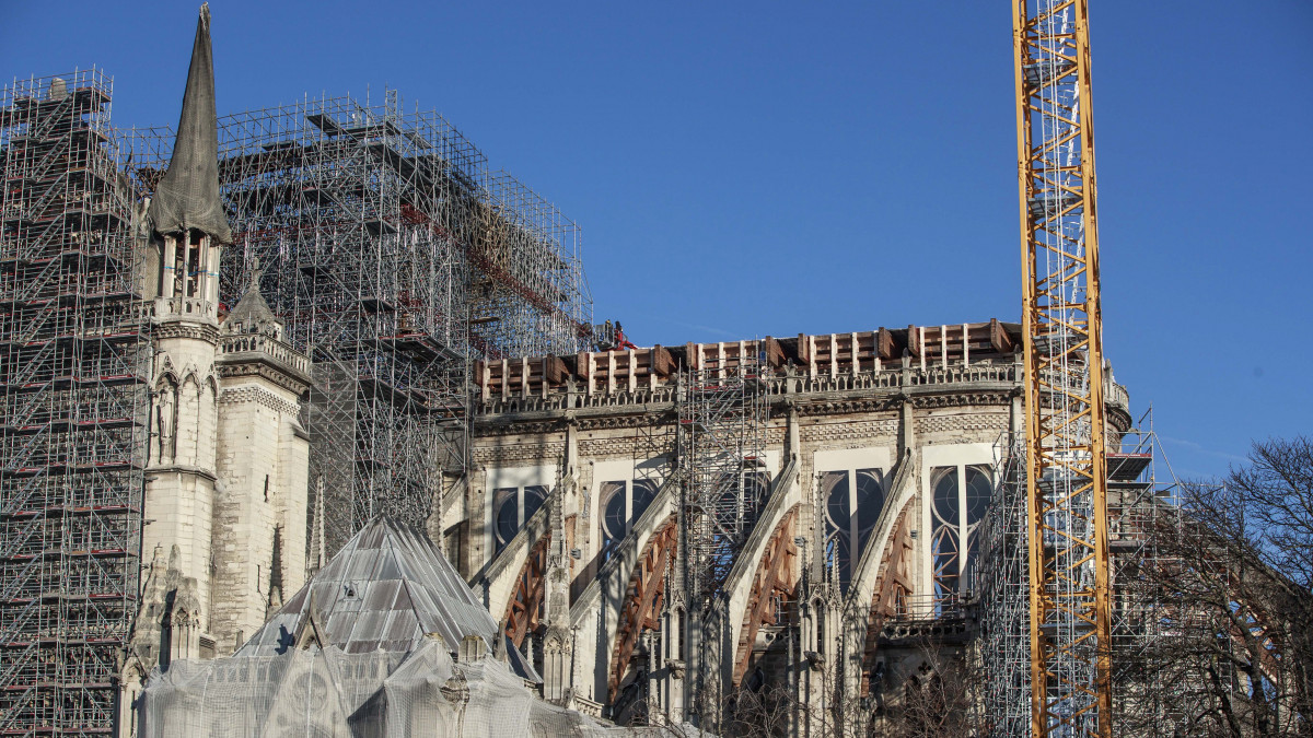 Állványok és egy óriási daru a párizsi Notre-Dame székesegyház felújítási munkálatai közben 2020. január 6-án. A gótikus katedrális huszártornya és gerendázata megsemmisült az április 15-i tűzvészben. Szakemberek szerint a helyreállítás mintegy öt évet vesz majd igénybe.