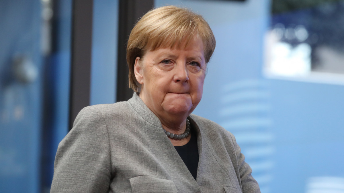 Angela Merkel német kancellár érkezik az EU-tagországok állam- és kormányfőinek a következő keretköltségvetéssel foglalkozó rendkívüli csúcstalálkozójára Brüsszelben 2020. február 21-én.