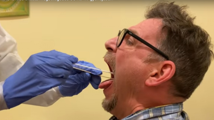 Videóra vették, hogyan zajlik egy koronavírusteszt