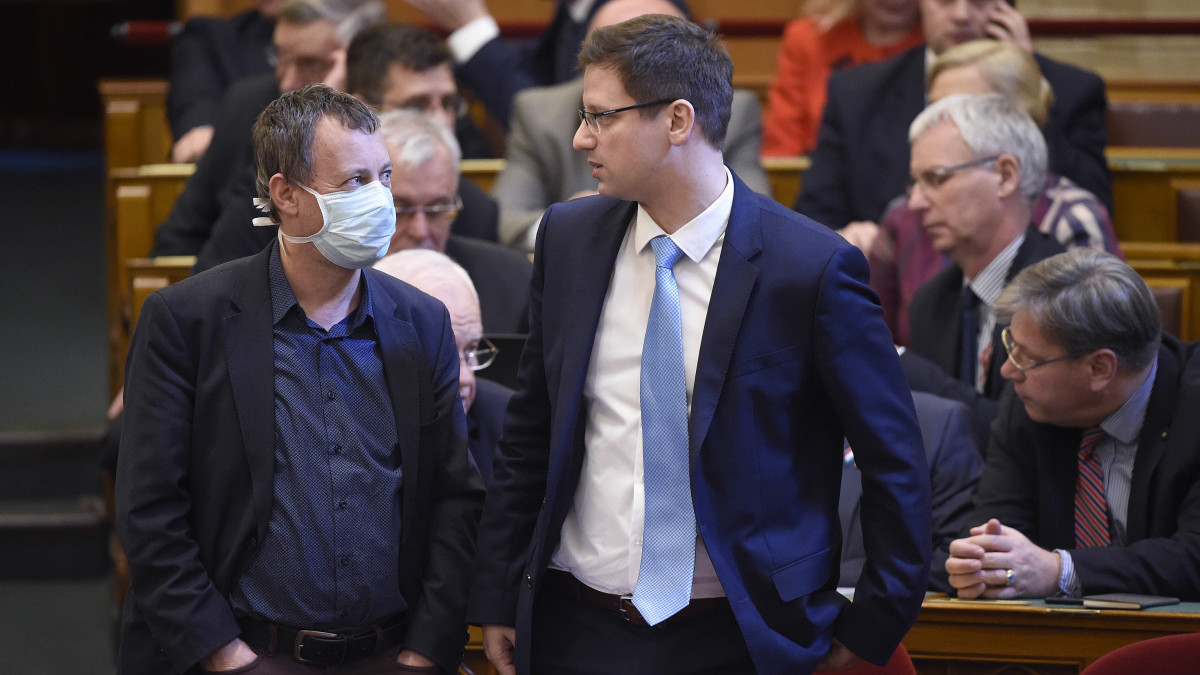 Révész Máriusz, a Fidesz képviselője, aktív Magyarországért felelős kormánybiztos védőmaszkban és Kocsis Máté, a Fidesz frakcióvezetője (j) az Országgyűlés plenáris ülésén 2020. március 16-án.