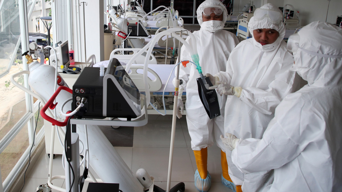 Egészségügyi alkalmazottak készülnek betegek fogadására egy sportlétesítményben kialakított járványkórházban, Jakartában 2020. március 23-án. Indonéziában eddig 524 koronavírussal fertőzött beteget regisztráltak, 48-an életüket veszítették a betegség következtében.