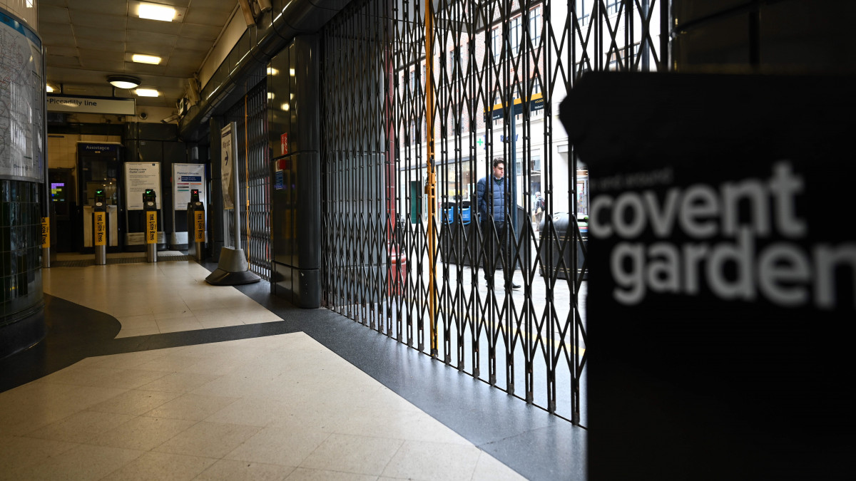 A koronavírus-járvány terjedésének megfékezése érdekében lezárt Covent Garden metróállomás Londonban 2020. március 19-én. Nagy-Britanniában eddig 2644 koronavírussal fertőzött személyt regisztráltak és 72 ember vesztette életét.