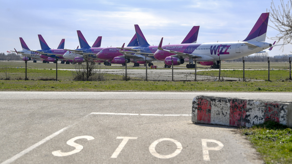 A Wizz Air diszkont légitársaság repülőgépei parkolnak a Debreceni Nemzetközi Repülőtér kifutópályája mellett 2020. március 22-én. A koronavírus-járvány miatt törölt, illetve ideiglenesen szünetelő járatok miatt a légitársaság kilenc gépe parkol a légikikötőben.