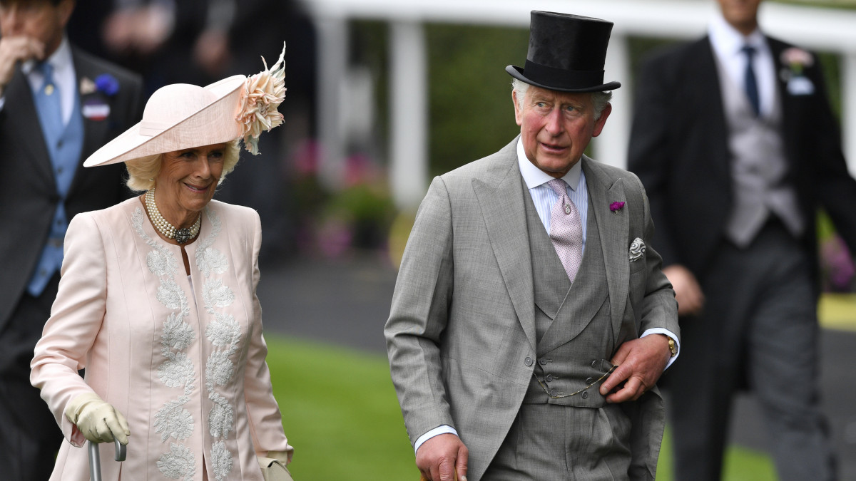 Károly walesi herceg és felesége, Kamilla cornwalli hercegné az ascoti derbi első napján, 2019. június 18-án a dél-angliai Ascotban. Az ötnapos lóverseny a brit társasági élet egyik legfontosabb eseménye.