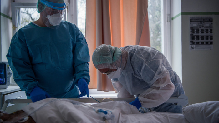 Öt új koronavírus-fertőzött és egy elhunyt egy nap alatt Magyarországon