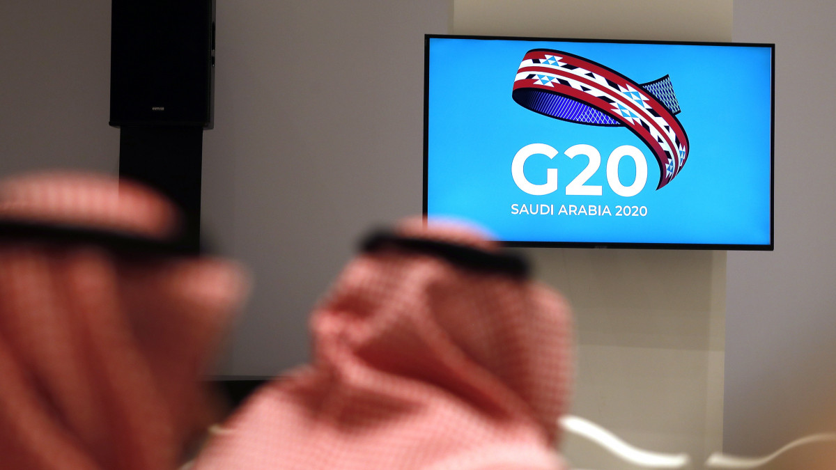A sajtó munkatársai a világ 19 legfejlettebb gazdaságú és vezető feltörekvő országát, valamint az Európai Uniót tömörítő húszas csoport, a G20 pénzügyminiszteri találkozójának sajtóközpontjában, Rijádban 2020. február 21-én, a találkozó előtt egy nappal.