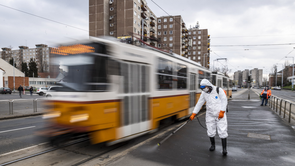 Villamosmegálló peronját fertőtleníti a Fővárosi Közterület-fenntartó (FKF) Zrt. munkatársa a koronavírus-járvány miatt Újpest-Központnál 2020. március 25-én.