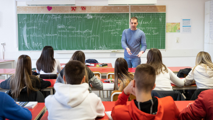 Jelentős béremelést kapnak a tanárok Csehországban