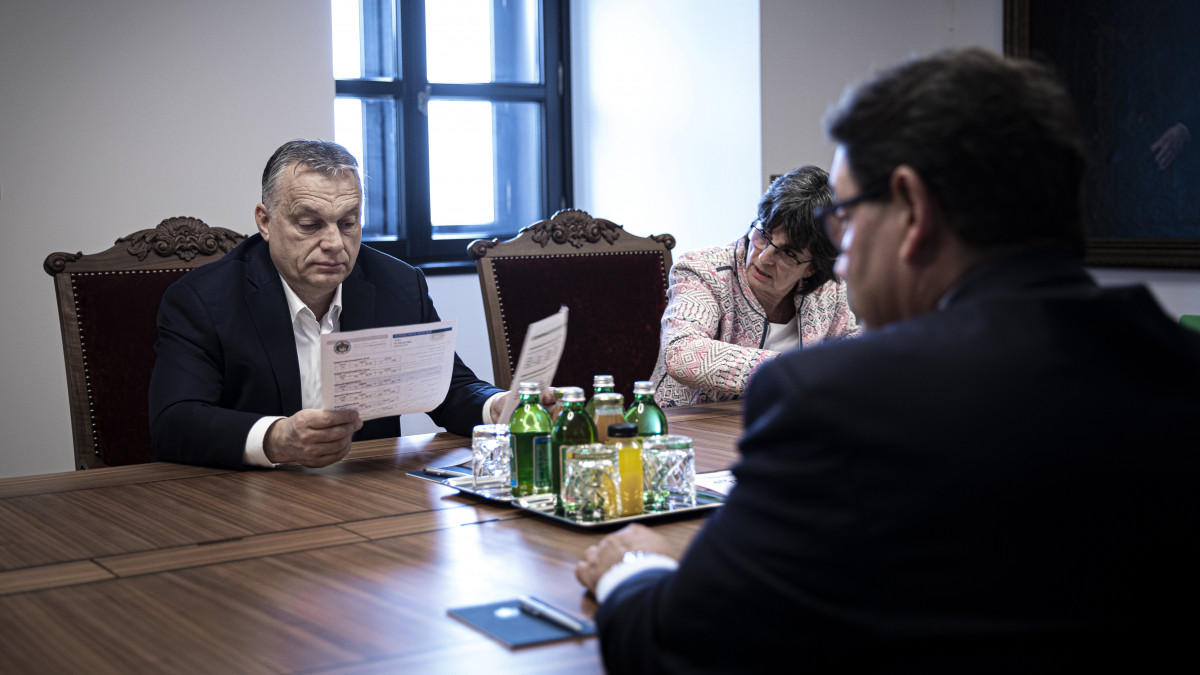 A Miniszterelnöki Sajtóiroda által közreadott képen Orbán Viktor kormányfő (b), Merkely Béla, a Semmelweis Egyetem rektora (háttal) és Nagy Anikó, a Heim Pál Országos Gyermekgyógyászati Intézet főigazgatója (b2) a Karmelita kolostorban 2020. március 26-án.
