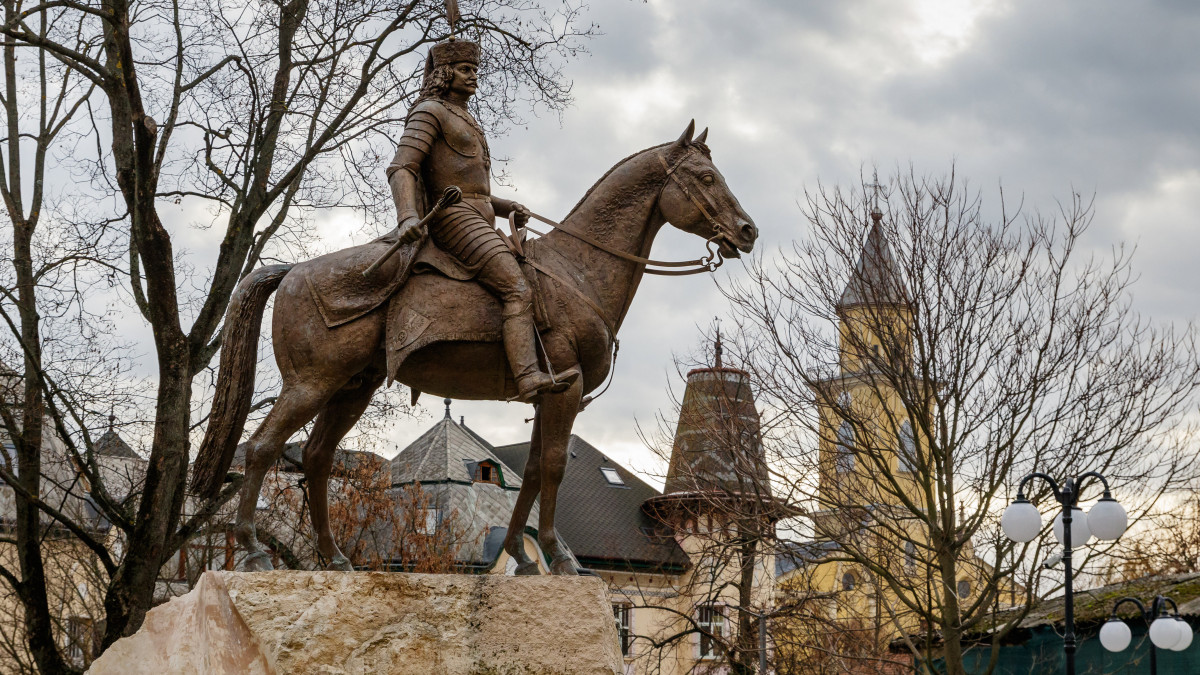 II. Rákóczi Ferenc újonnan felavatott lovas szobra, Győrfi Lajos szobrászművész alkotása a beregszászi Budapest téren 2019. december 17-én.