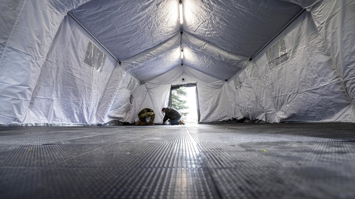 A Magyar Honvédség szakemberei a kórházba érkező gyerekek egészségügyi előszűréséhez katonai sátrat állítanak fel a koronavírus-járvány miatt a Heim Pál Országos Gyermekgyógyászati Intézet bejáratnál 2020. március 26-án.
