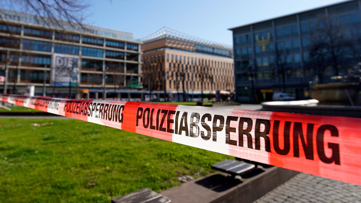 Rendőrségi szalaggal elkerített tér Mannheimben 2020. március 23-án. Németországban 26220-ra nőtt a koronavírussal fertőzöttek száma, 111-en életüket veszítették a betegségben.