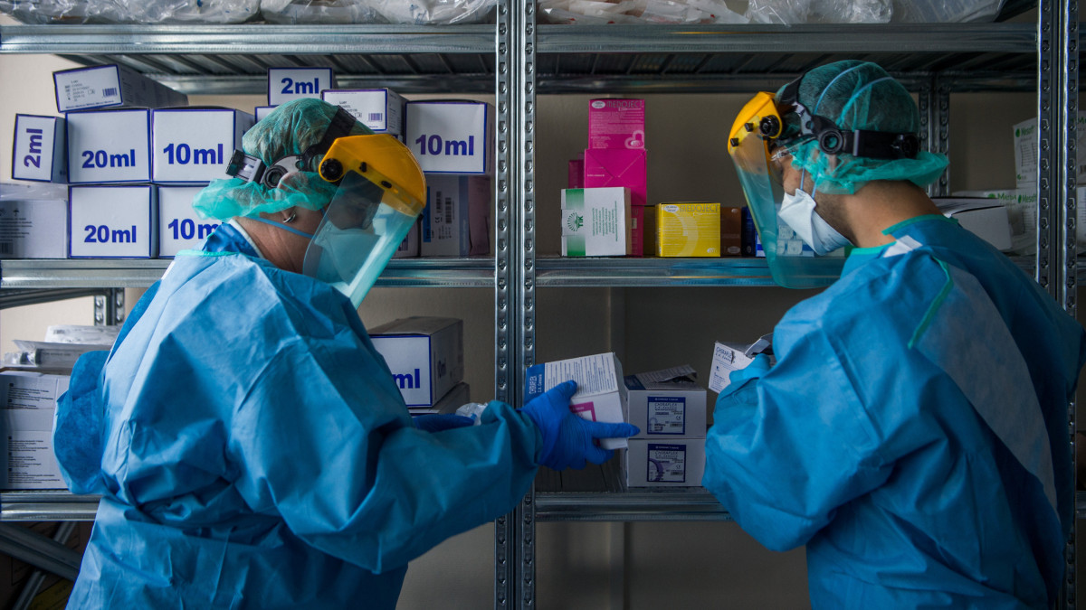 Védőfelszerelést viselő ápolók a koronavírussal fertőzött betegek fogadására kialakított egyik osztály raktárában az Országos Korányi Pulmonológiai Intézetben 2020. március 24-én.