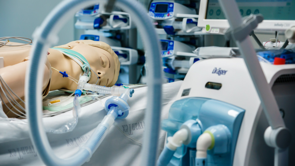 Lélegeztetőgépre kapcsolt orvosi gyakorlóbábu a berlini Vivantes Humboldt klinikán 2020. március 26-án. A koronavírus-járvány miatt jelentősen megnőtt az igény a lélegeztetőgépek iránt.