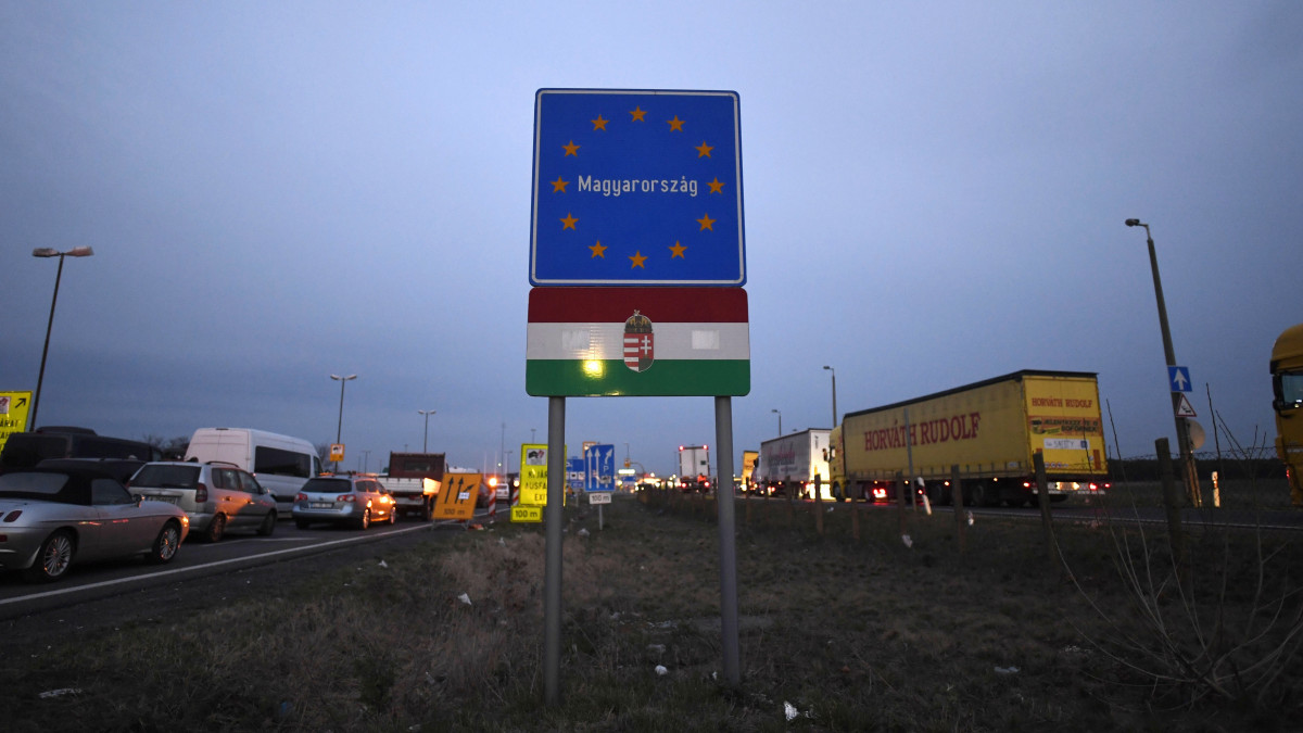 Autósok várakoznak magyarországi  belépésre az osztrák-magyar határon Nickelsdorfban 2020. március 17-én. A magyar hatóságok az éjszaka folyamán egyszeri átutazást tesznek lehetővé a román és a bolgár állampolgároknak egy kijelölt tranzitútvonalon. Magyarország március 16-án éjféltől zárta le határait a külföldről érkező nem magyar állampolgárok előtt a koronavírus-járvány megfékezése érdekében.