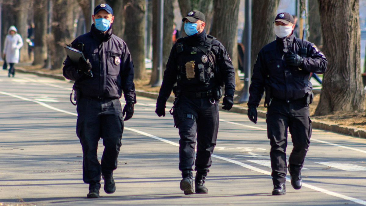 A koronavírus-járvány miatt védőmaszkot viselő rendőrök járőröznek Ungvár központjában 2020. március 18-án.
