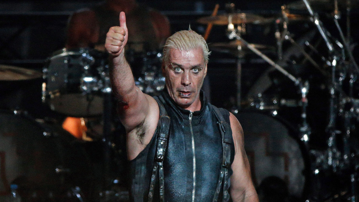 Wacken, 2013. augusztus 2.Till Lindemann, a Rammstein német együttes énekese a schleswig-holsteini Wackenben 24. alkalommal megrendezett heavymetal-fesztiválon 2013. augusztus elsején.  (MTI/EPA/Axel Heimken)