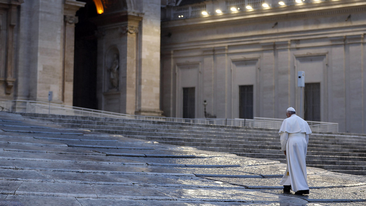 Ferenc pápa érkezik, hogy elmondja az Urbi et Orbi (a városnak és a világnak) szóló áldását az üres vatikáni Szent Péter téren 2020. március 27-én. A római katolikus egyházfő lakóhelyeként ismert Szent Márta-házat fertőtlenítették és tovább szigorították az óvintézkedéseket Vatikánváros egész területén, miután Ferenc pápa egyik közeli munkatársának pozitív lett a koronavírus-tesztje.