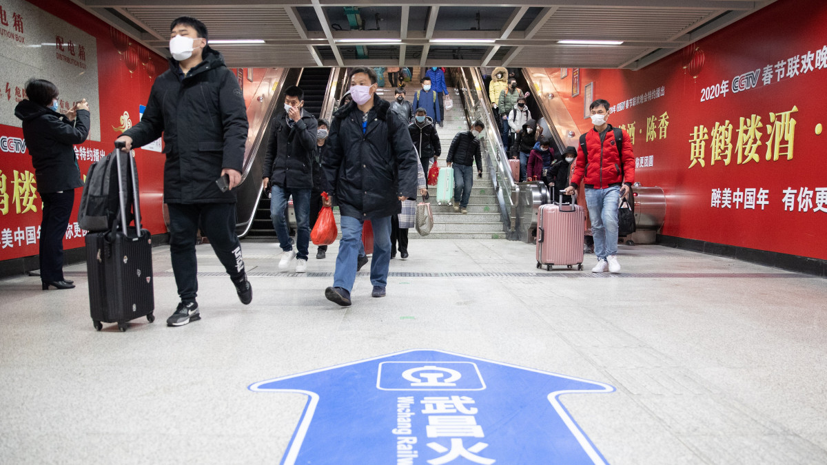 Utasok egy vuhani metróállomáson 2020. március 28-án. A hatóságok részlegesen újraindították a tömegközlekedést a koronavírus-járvány eredeti gócpontjának számító kínai nagyvárosban.