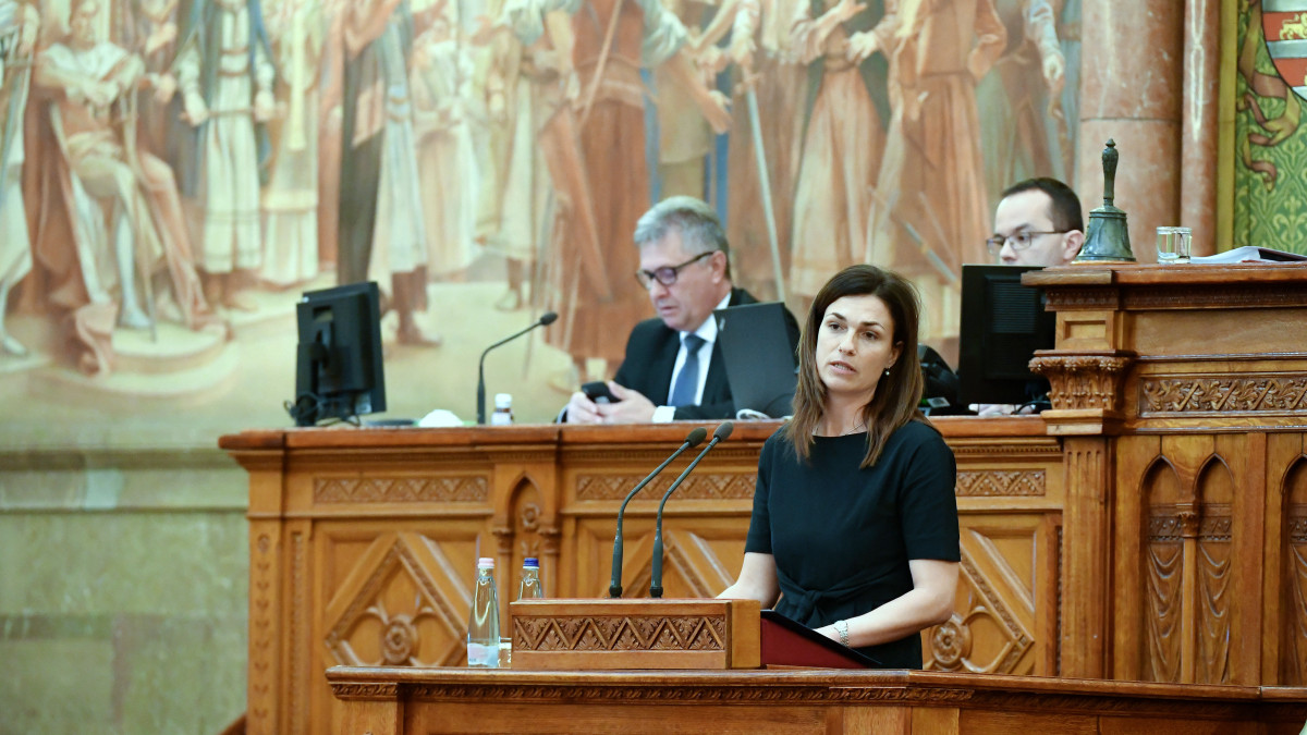 Varga Judit igazságügyi miniszter mint előterjesztő felszólal a koronavírus elleni védekezésről szóló törvénytervezet általános vitáján az Országgyűlés plenáris ülésén 2020. március 24-én.