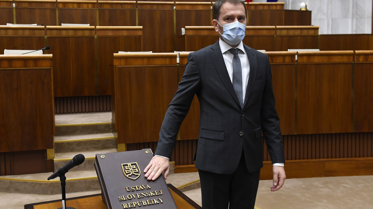 Pozsony, 2020. március 20.Az új koronavírus járványa miatt védőmaszkot viselő Igor Matovic új szlovák miniszterelnök leteszi a hivatali esküt a parlament pozsonyi üléstermében 2020. március 20-án.
