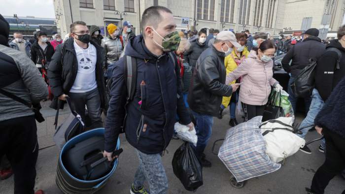 Megpróbáltak elszökni a karantén elől a repülőtérről hazatérő utasok Kijevben