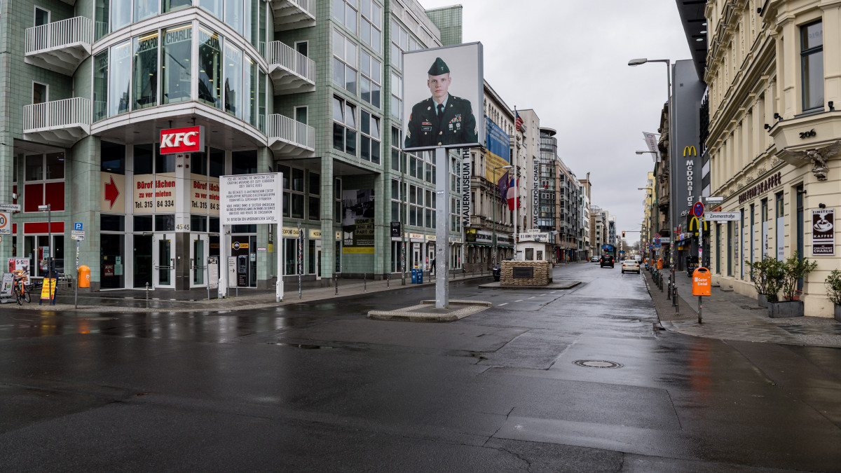 Elnéptelenedett utcák a Berlin amerikai és szovjet szektorát összekötő egykori határátkelő, a Checkpoint Charlie közelében 2020. március 29-én. Németországban átlépte az 58 ezres határt az új típusú koronavírussal bizonyítottan fertőzöttek száma, a járvány okozta betegségben elhunytak száma 455-re emelkedett.