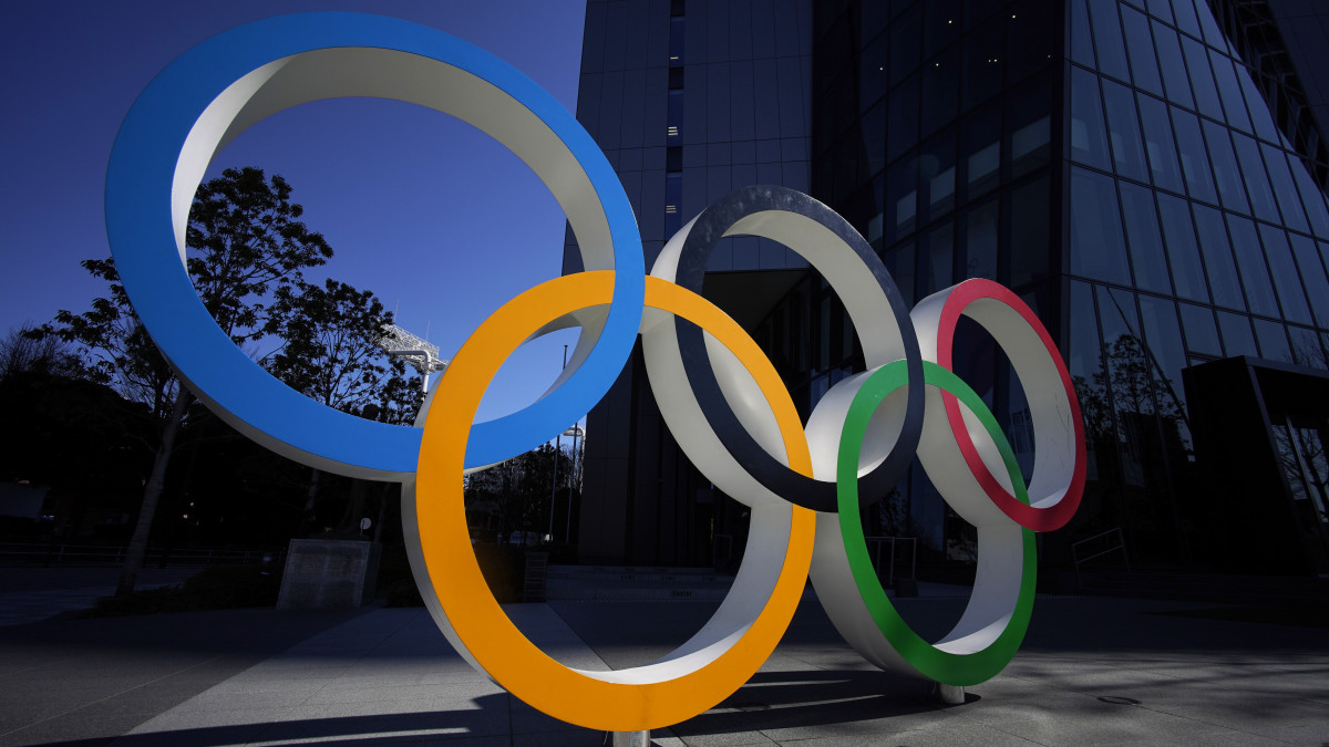 Az olimpiai ötkarika a Japán Olimpiai Bizottság tokiói székháza előtt 2020. március 24-én. Nemzetközi Olimpiai Bizottság, a NOB 2020. március 30-án bejelentette, hogy 2021. július 23-án kezdődik és augusztus 8-ig tart majd a koronavírus egész világra kiterjedő járványa miatt elhalasztott tokiói olimpia. Az ötkarikás játékok elnevezése továbbra is Tokió 2020 lesz.