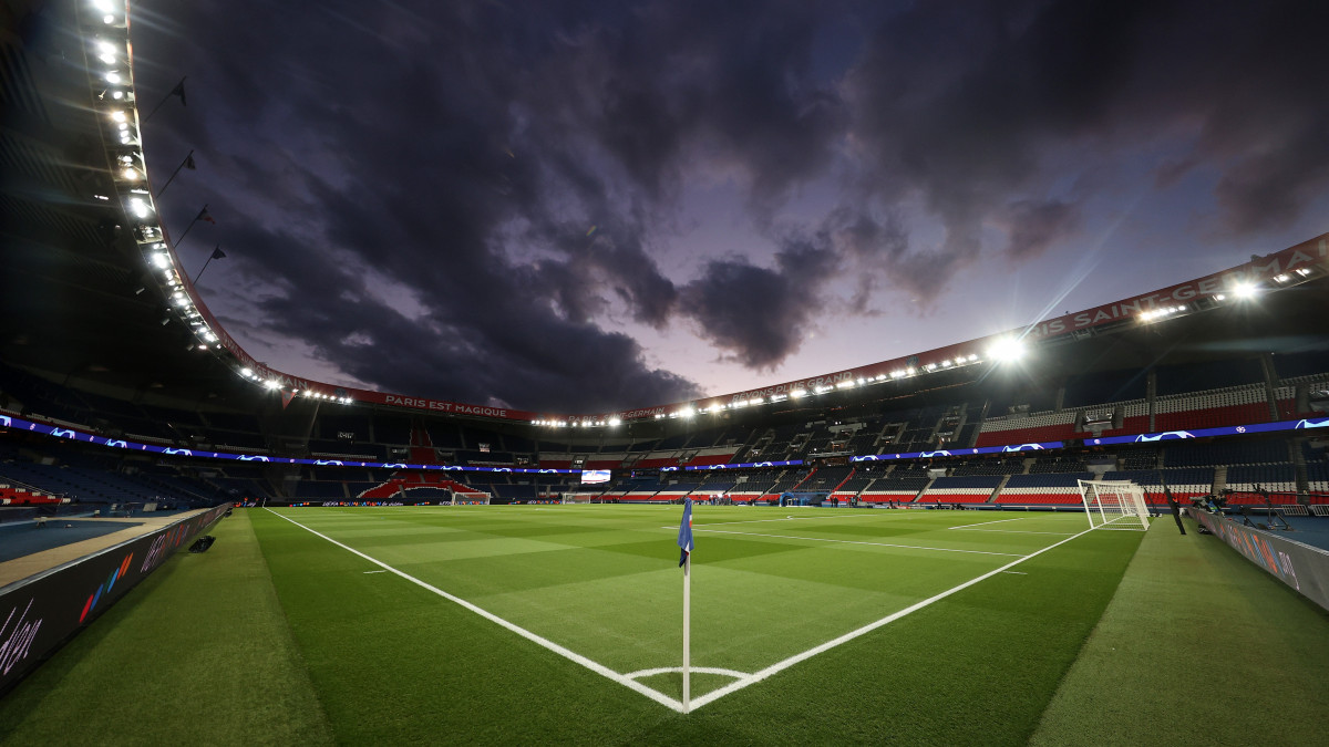 Az Európai Labdarúgó-szövetség, az UEFA által közreadott kép az üres lelátókról a párizsi Parc des Princes stadionban a labdarúgó Bajnokok Ligája nyolcaddöntőjének Paris Saint-Germain - Borussia Dortmund visszavágója előtt 2020. március 11-én. A mérkőzést a tüdőgyulladást okozó koronavírus terjedése miatt biztonsági okokból zárt kapuk mögött rendezik.