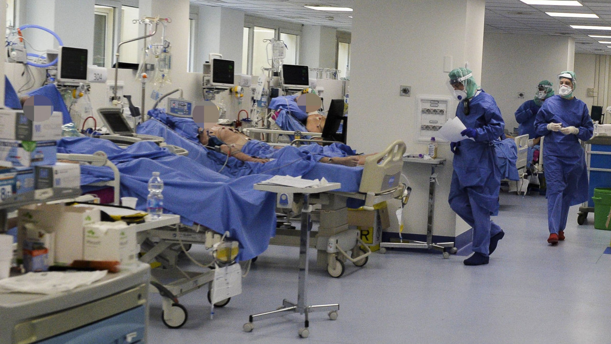Az új koronavírus okozta megbetegedések kezelésére a bresciai Poliambulanza kórház fizikoterápiás tornatermében létesített tizenöt ágyas intenzív osztály 2020. március 30-án.