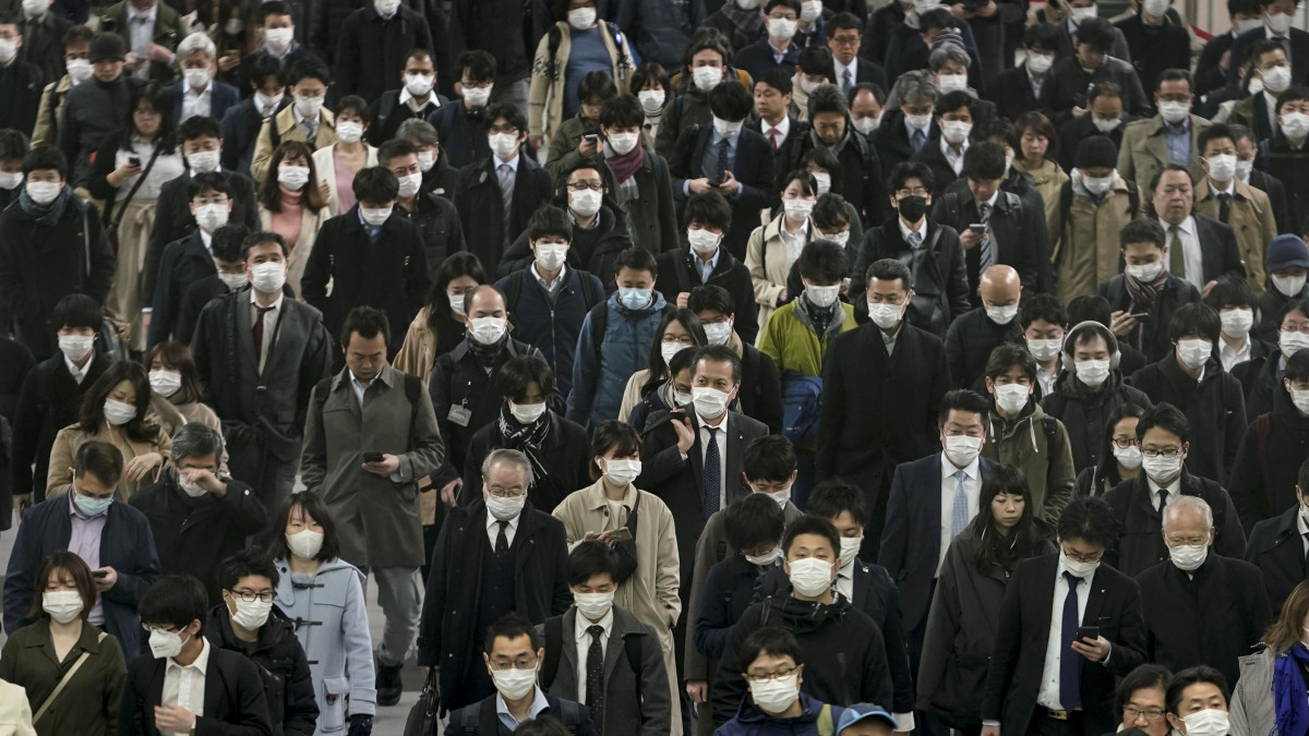 Munkahelyükre tartó, védőmaszkot viselő emberek tolonganak egy tokiói vasútállomáson 2020. március 31-én. Japánban 1953-ra emelkedett a koronvírussal fertőzöttek és 56-ra a halálesetek száma