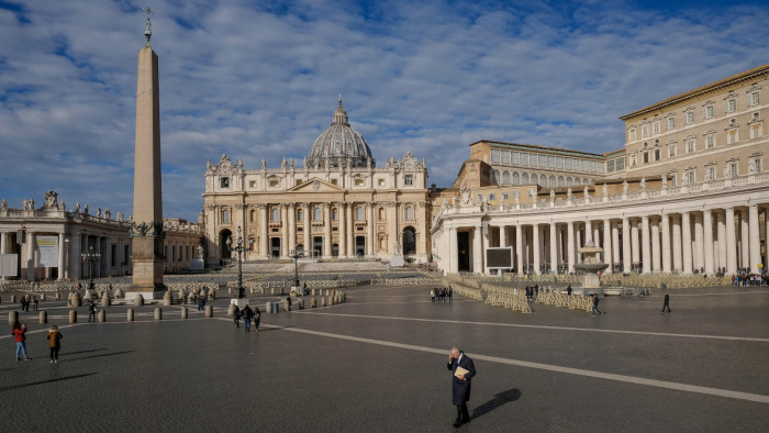 Antik mellszobrokat csapott földhöz a Vatikánban