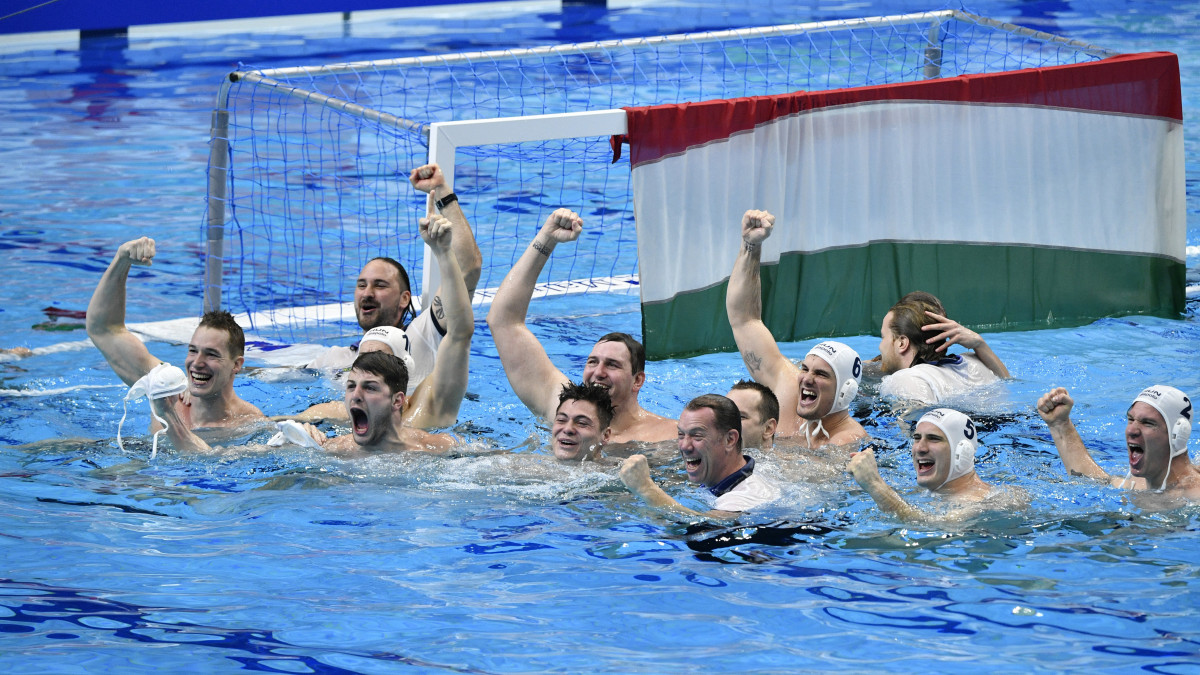 A magyar válogatott játékosai ünneplik győzelmüket a medencében a budapesti vízilabda Európa-bajnokság férfi tornájának döntőjében játszott Magyarország - Spanyolország mérkőzés végén a Duna Arénában 2020. január 26-án. A magyar csapat a döntőben 9-9-es rendes játékidő után az ötméterespárbajban 5-4-re győzte le Spanyolországot. A magyarok összességében 13. alkalommal és 21 év szünet után lettek újra a kontinens legjobbjai.
