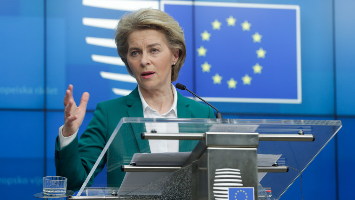 Ursula von der Leyen, az Európai Bizottság elnöke az Európai Tanács brüsszeli épületében tart tájékoztatón 2020. március 16-án, a G7 országok vezetőivel folytatott videómegbeszélés után. Von der Leyen közölte: a bizottság harminc napos beutazási korlátozásra szólítja fel az európai uniós tagállamok vezetőit a koronavírus-járvány terjedésének megfékezésére.
