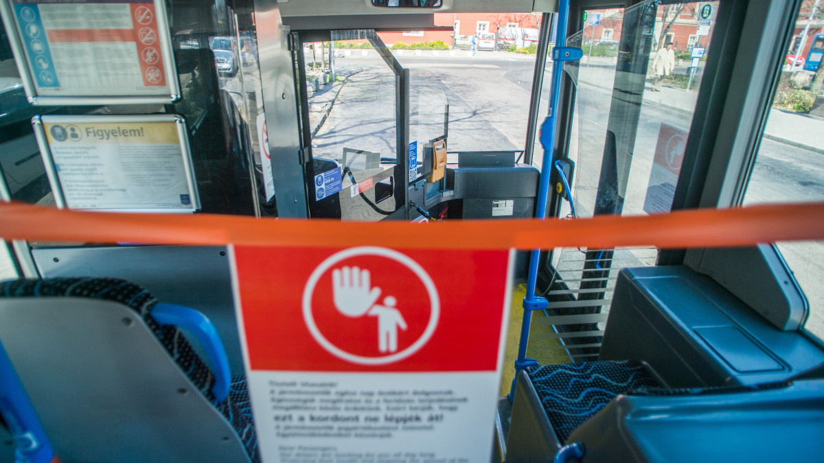 Tájékoztató felirat a járművezető védelmére felállított kordonon a BKK egyik autóbuszán a fővárosi Batthyány téren 2020. március 16-án. A koronavírus-járvány megfékezése érdekében megtiltották az első ajtós felszállást és megszűnt a jegyértékesítés a buszon.