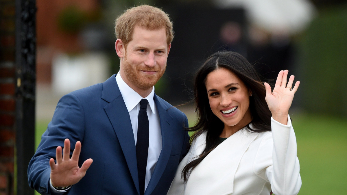 Harry herceg, a brit trónörökös másodszülött fia és jegyese, Meghan Markle amerikai színésznő a londoni Kensington-palota kertjében 2017. november 27-én. Károly walesi herceg londoni hivatala, a Clarence House ezen a napon bejelentette, hogy a 33 éves Harry herceg és a 36 esztendős Meghan Markle novemberben eljegyezte egymást. A közlemény szerint az esküvőt 2018 tavaszán tartják. 