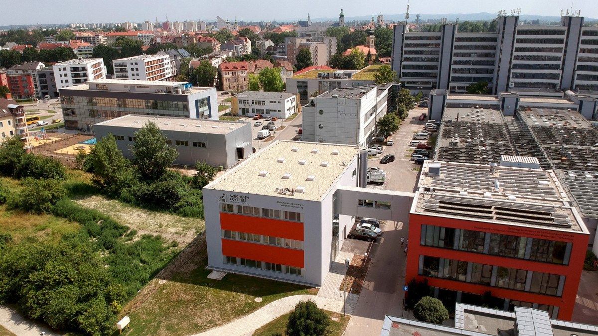 A győri Széchenyi István Egyetem 14 milliárd 250 millió forintos állami támogatásból megvalósult Felsőoktatási és Ipari Együttműködések Központjának (FIEK) három épülete az avatás napján, 2019. június 25-én.