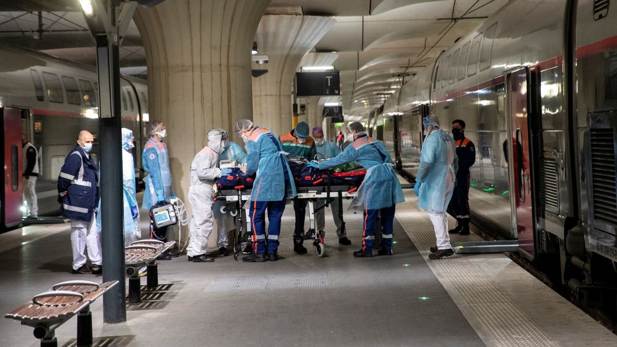 Az új koronavírussal fertőzött betegekről gondoskodnak egy TGV szuperexpresszvonaton a párizsi Austerlitz pályaudvaron 2020. április 1-jén. Két szerelvénnyel 36 beteget szállítanak el a fővárosból a nyugat-franciaországi Bretagne kórházaiba.