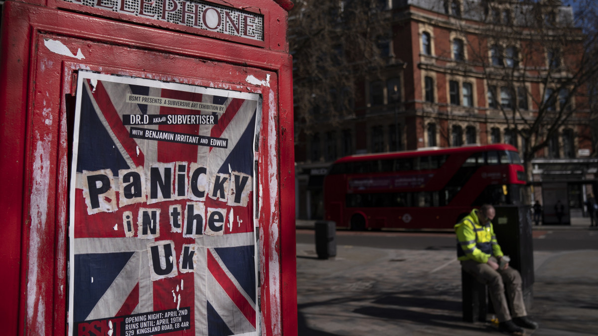Pánik az Egyesült Királyságban feliratú plakát egy londoni telefonfülkén 2020. március 23-án. A felirat megjelenítése a Sex Pistols korábbi brit punk rock zenekar Anarchy in the U.K. című kislemezére emlékeztet. A londoni alsóház elé került az új koronavírus okozta járvány megfékezését célzó törvényjavaslat, amely lehetővé teszi a fertőzésgyanús emberek kényszerkivizsgálásának elrendelését, a repülőterek időleges bezárását és sok egyéb rendkívüli intézkedést. Nagy-Britanniában eddig 5683 koronavírussal fertőzött személyt regisztráltak és 289 ember halt bele a betegségbe.