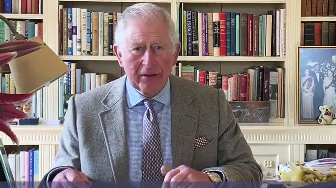 A walesi herceg londoni hivatala, a Clarence House által közreadott kép Károly walesi hercegről, brit trónörökösről, amint koronavírustesztjéről nyilatkozik a skóciai Birkhallban 2020. április 1-jén. walesi herceg londoni hivatalának, a Clarence House-nak a 2020. március 30-i közleménye szerint a korábban koronavírussal diagnosztizált 71 éves Károly herceg jól van, kikerült a karanténból.