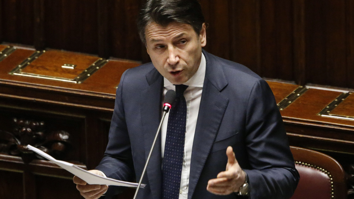 Giuseppe Conte olasz miniszterelnök jelentést tesz a koronavírussal kapcsolatban a parlament üléstermében, Rómában 2020. március 25-én. Olaszországban már 69176 fertőzött személyt regisztráltak van és 6820 ember halt bele a koronavírus-fertőzésbe.